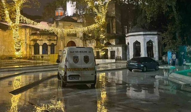 Eyüp Sultan Camii'nde Korku Dolu Anlar: Namaz Esnasında Havaya Ateş Açan Şahıs Cemaat Tarafından Etkisiz Hale Getirildi!