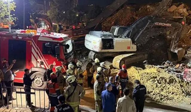 Küçükçekmece İnönü'de Yıkım Halindeki Bina Çöktü: Yoldan Geçen 3 Kişi Yaralandı