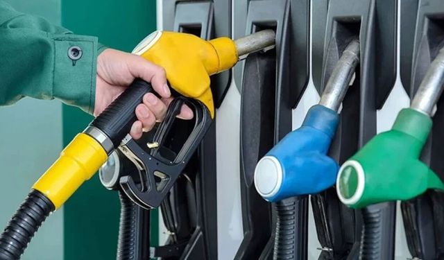 Akaryakıtta Gece Yarısı Sürprizi: Motorine Dev Zam, Benzine İndirim Geliyor!