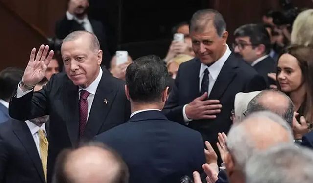 İzmir Büyükşehir Belediye Başkanı Cemil Tugay AK Parti’ye Katıldı: Rozetini Cumhurbaşkanı Erdoğan Taktı!