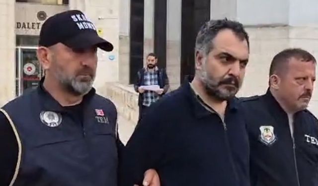 Öğretmen Gözaltına Alınırken Vatandaştan Tepki Yağdı: "Alnına Ay-Yıldız, Kalbine Atatürk Yaptıracağız!"