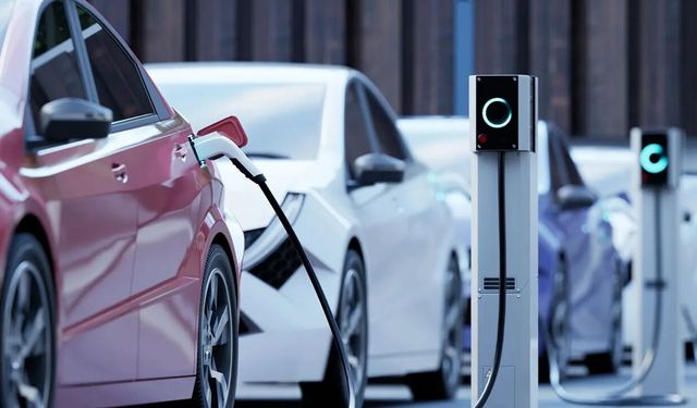 Otomotiv Tarihinde Bir İlk: İçten Yanmalı Motor Devri Sona eriyor, Pazar Payı %50’nin Altına Düştü!