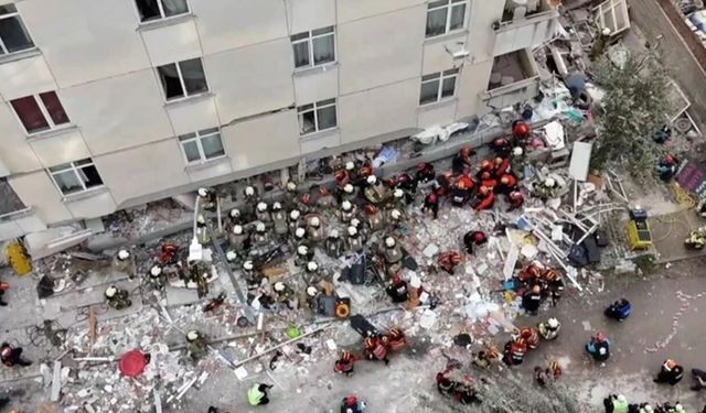 SON DAKİKA | Maltepe’de 7 Katlı Binanın 3 Katı Çöktü, Enkaz Altından 7 Kişi Sağ Çıkarıldı!