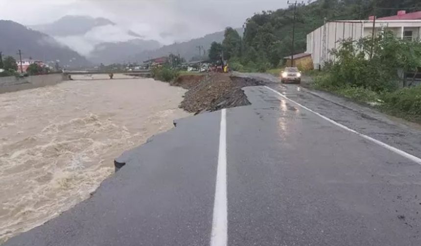 Arhavi’de yol çöktü