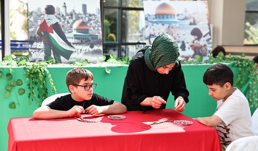 Katliamı zeytin çekirdeği ile protesto ettiler