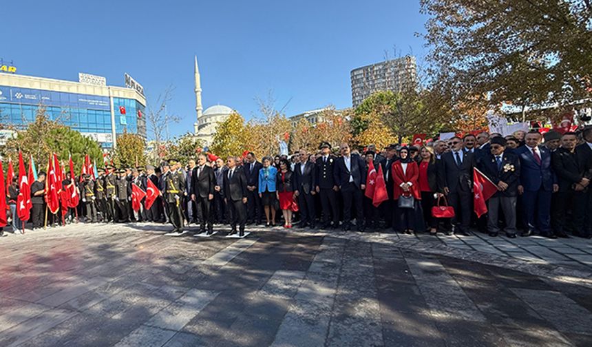 Küçükçekmece tam kadro Cumhuriyet Bayramı töreninde