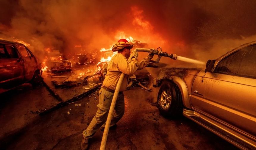 Los Angeles'ta şiddetlenen rüzgar yangını körüklüyor