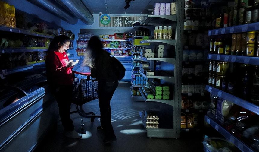 Elektrik kesildi iki ülke karanlıkta kaldı
