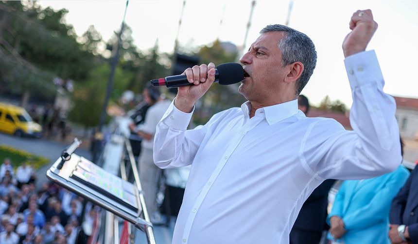 Beyoğlu'nda Konuşan Özel: “AKP’li Belediyelere Git de Göreyim”