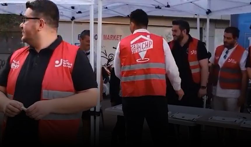 Eskişehir'de CHP'li gençler diploma dağıttı