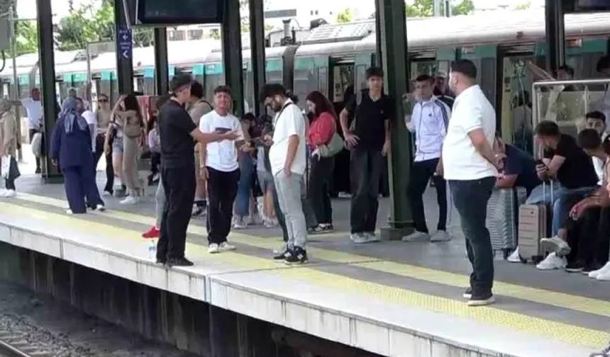 Marmaray'da 1 saatte iki intihar; Seferler durduruldu