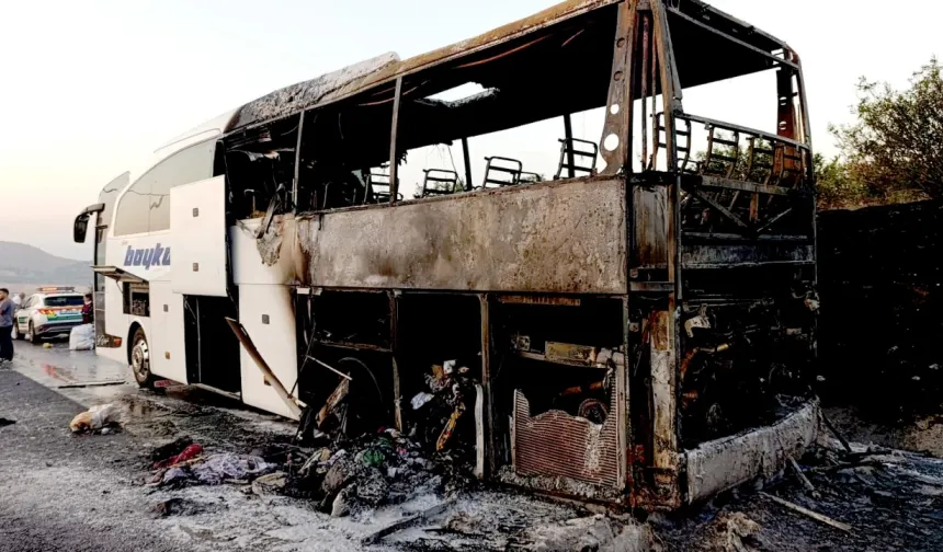 Seyir Halindeki Yolcu Otobüsü Alev Aldı: 35 Yolcu Son Anda Kurtarıldı