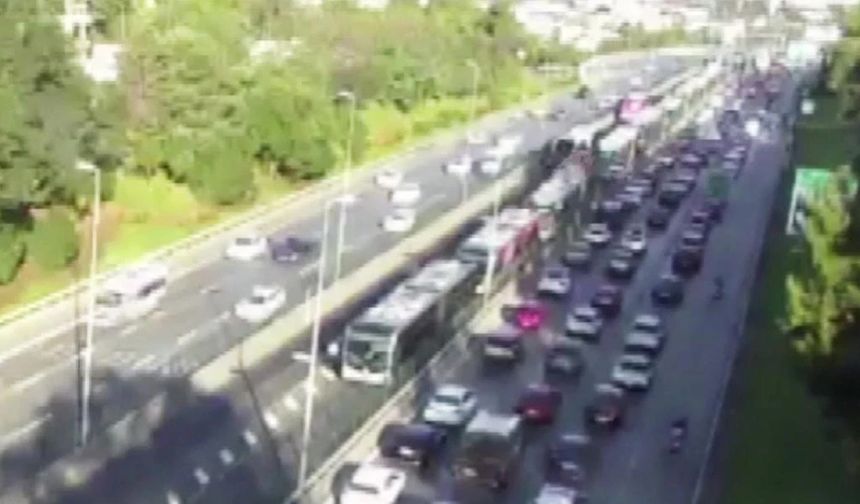 Son dakika; Kadıköy'de Metrobüs Kazası