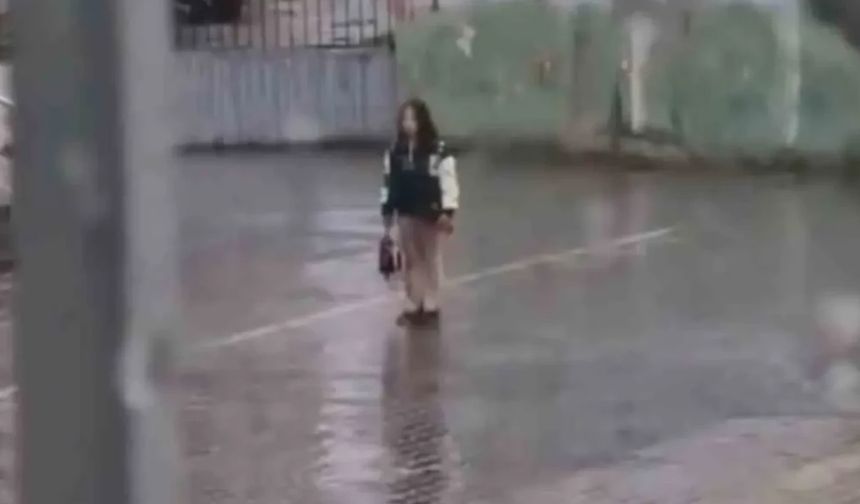 Iğdır'da bir çocuk yağmur altında İstiklal Marşı'na devam etti