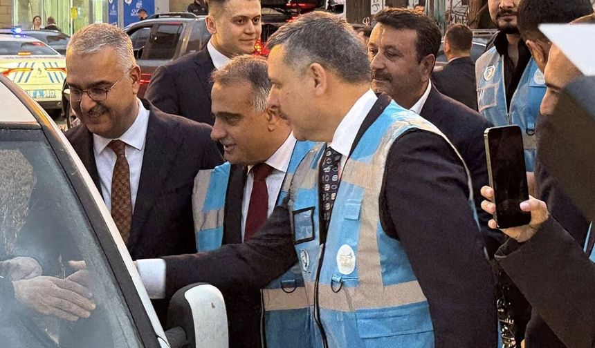 Bakan AK Parti Yeleğini Giyip İftarlık Dağıttı