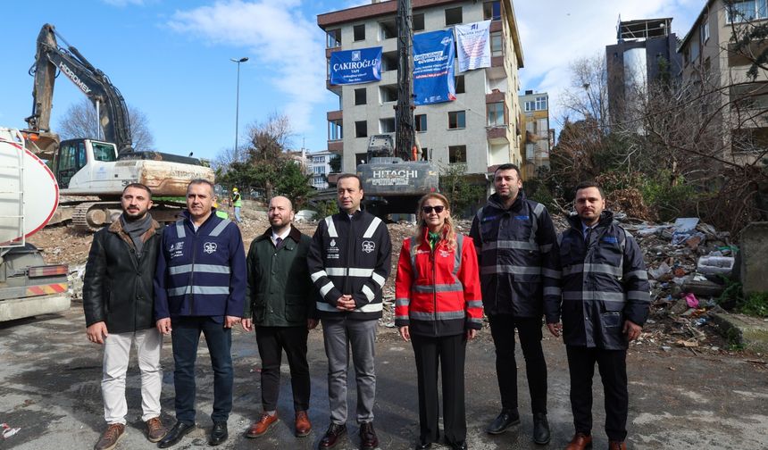 6 Şubat’ın Yıl Dönümünde Deprem Önlemi: Bakırköy’de 46 Yıllık Riskli Bina Yıkıldı
