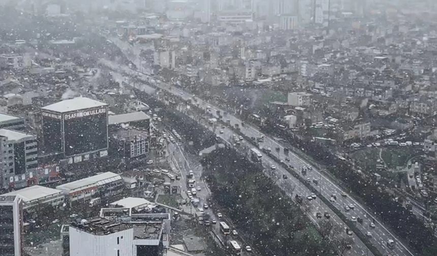 İstanbul'a Kar Sürprizi: Beyaz Örtü Başladı, Sıcaklıklar Hızla Düşüyor