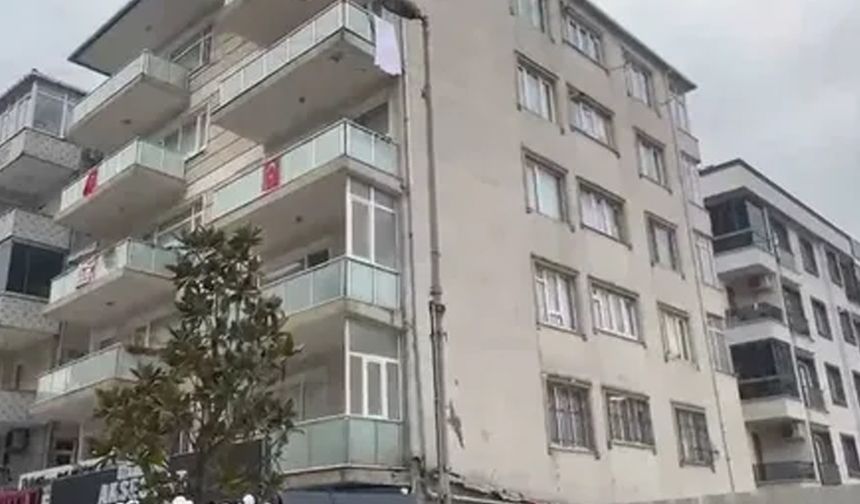 Küçükçekmece'de kayma olan bina tahliye edildi