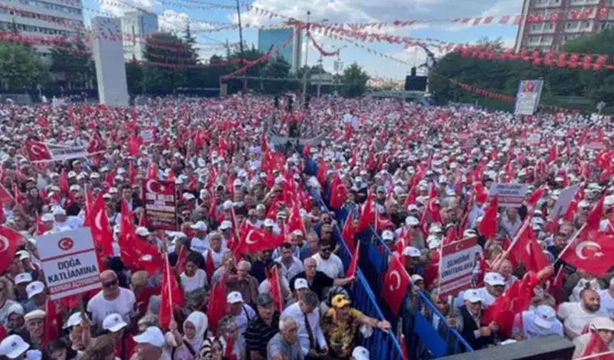 Ankara’da Dev "Bayrak Mitingi": Dervişoğlu Sert Çıktı, Mansur Yavaş Tandoğan’da Saf Tutti!