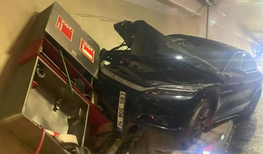 Avrasya Tüneli'nde Hareketli Dakikalar: Yangın Panosuna Çarpan Araç Tüneli Su Altında Bıraktı!