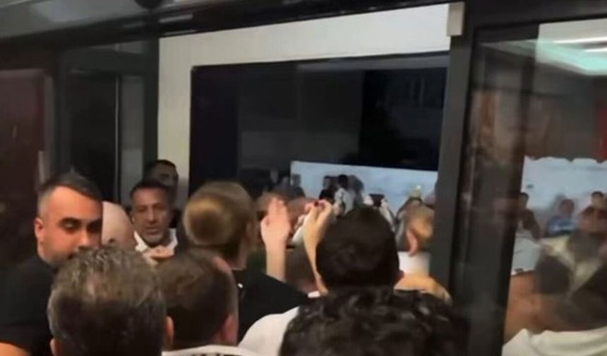 CHP İzmir İl Binalarında Atama Krizi: Özgür Özel’in Fotoğrafları İndirildi, Partililer Birbirine Girdi!