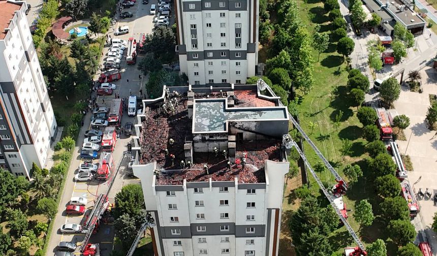 Küçükçekmece’de Korkutan Çatı Yangını: 10 Vatandaş Dumandan Etkilendi, Bloklar Tahliye Edildi
