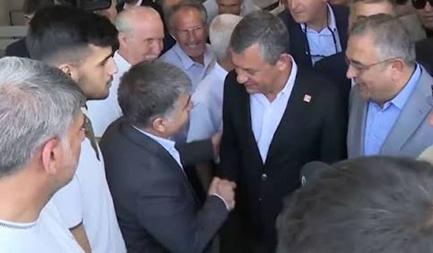 Mahkeme Kararı Sonrası Diyarbakır’da Özgür Özel İzdihamı: Yakasındaki Rozeti Çıkarıp Hediye Etti!