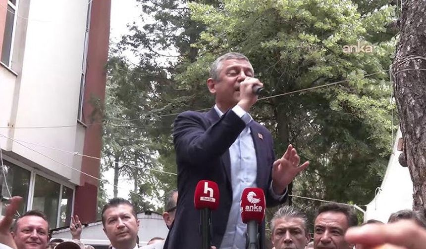 Özgür Özel Burdur’da Sandalyeye Çıktı: "Gerekirse Portakal Kasasına Çıkar, Yine Milletle Buluşuruz!"