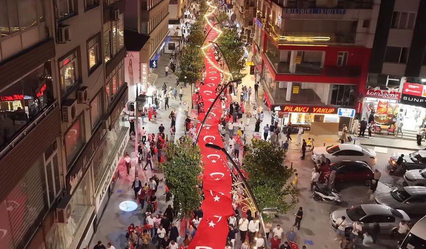 Bahçelievler'de 15 Temmuz'un 10. Yılında Dev Yürüyüş: CHP Binası Önünde Neden Siyah Çelenk Bırakıldı?