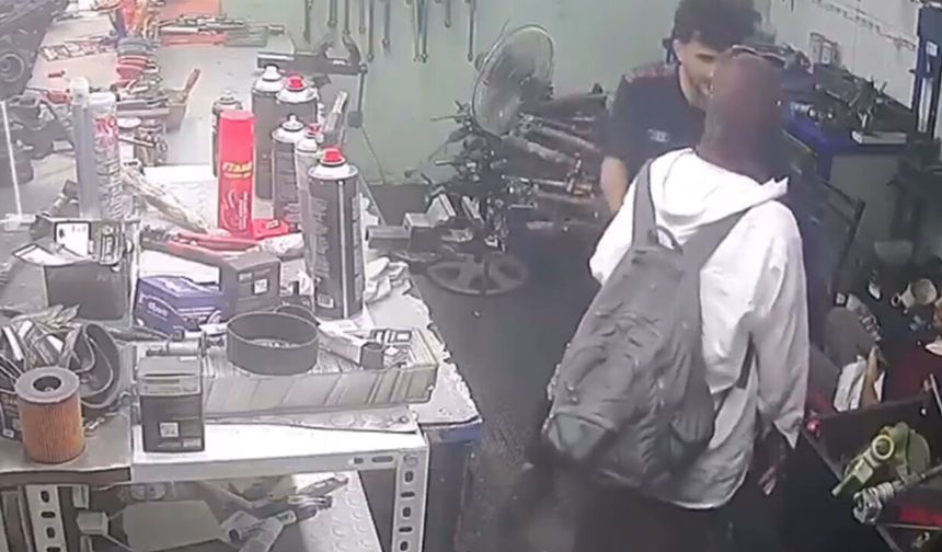 İSTANBUL'DA BİTMEYEN SKANDAL: Aynı Kadının Takı Mağazasındaki Taciz Görüntüleri Ortaya Çıktı!