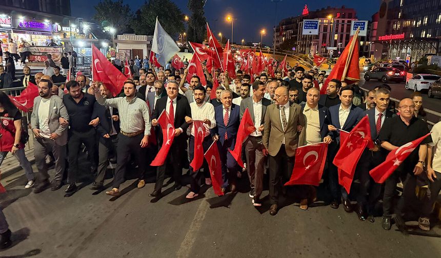 Küçükçekmece Tek Yürek Oldu: 15 Temmuz Kahramanları Dev Yürüyüşle Anıldı!