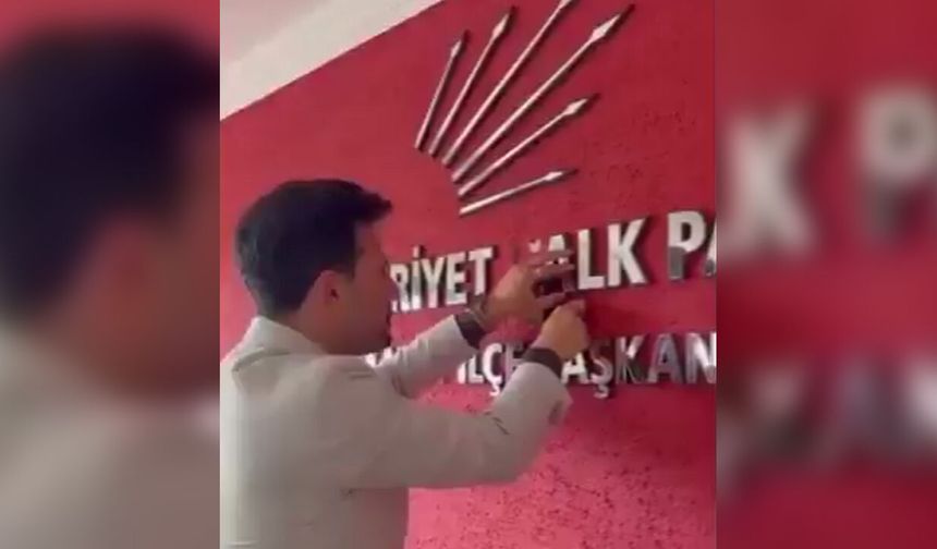Trabzon Akçaabat'ta Ezber Bozan İstifa Eylemi: Tabeladaki Harfleri Sökerek 'Yeni Parti'ye Geçti