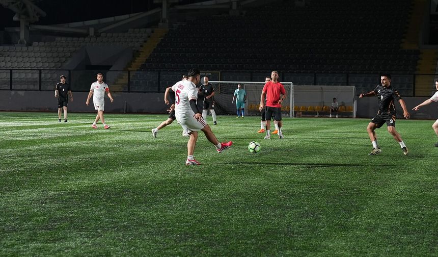 Avcılar’ın mahalleleri yeşil sahada kozlarını paylaşıyor