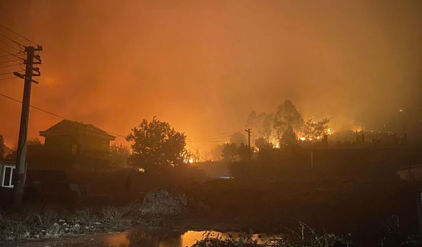 Fethiye'de Orman Yangını Kabusu: Evler Yandı, 574 Kişi ve Huzurevi Tahliye Edildi