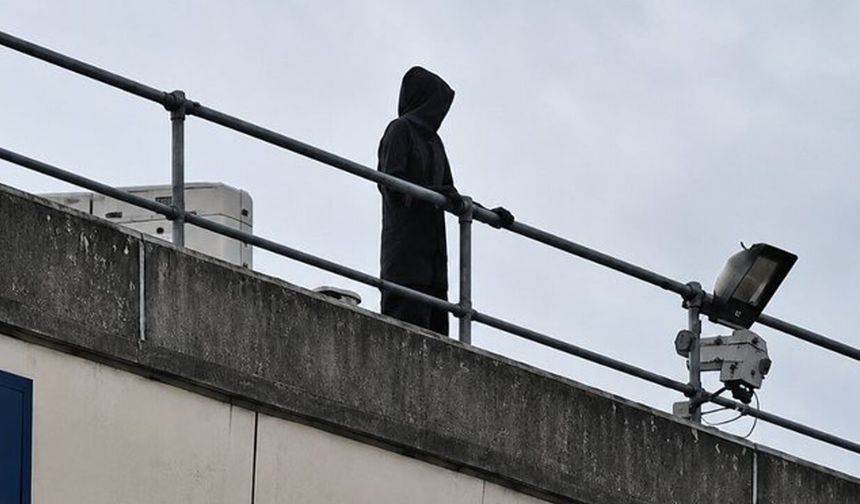 İngiltere'de Hastanede 'Azrail' Paniği: Elinde Bıçakla Çatıya Çıkan Şahıs Yargılandı