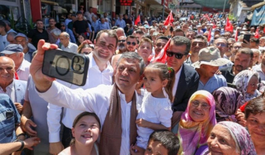 Özgür Özel'e Karamürsel'de İzdiham Yaratan Sevgi Seli: Korumalar Zor Anlar Yaşadı