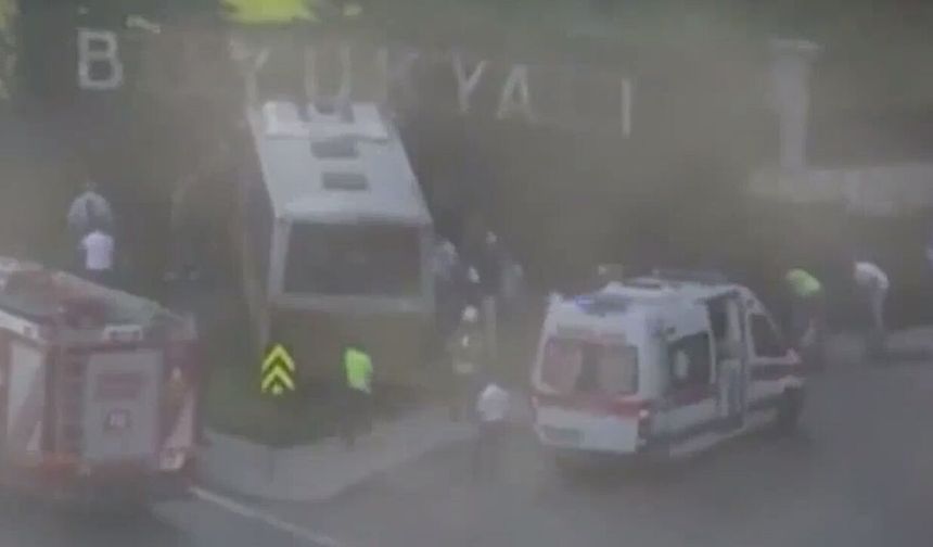 Son Dakika: Zeytinburnu'nda İETT Otobüsü Yoldan Çıktı, Yaralılar Var