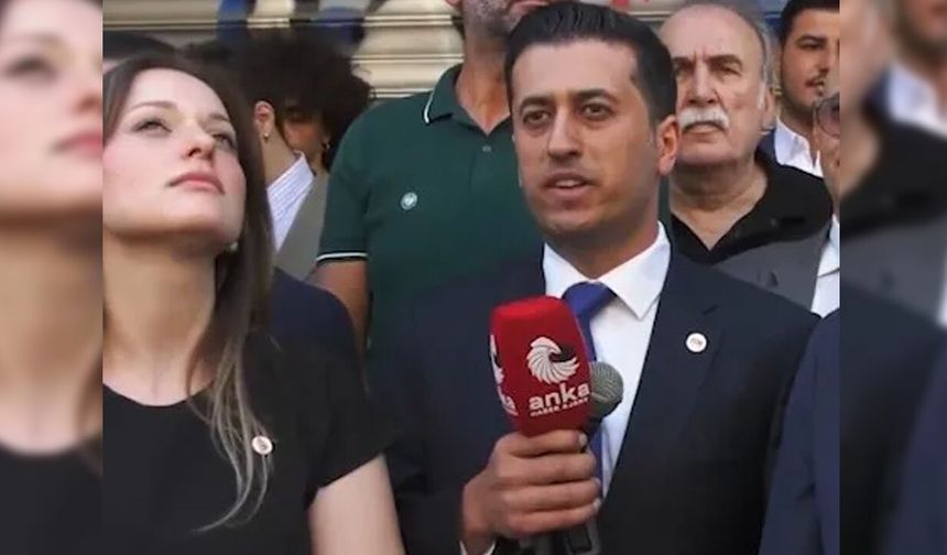 YENİ Parti Kadıköy İlçe Başkanı'ndan Kürsüde Büyük Gaf: Kendi Partisini Karıştırdı