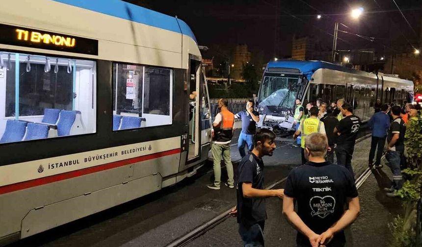 Zeytinburnu'nda Tramvay Kazası: Kafa Kafaya Çarpışan Araçlar Kaldırıldı, Hat Ulaşıma Açıldı