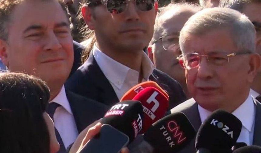 Ahmet Davutoğlu'ndan Adliye Çıkışında Açıklama: "Cumhuriyet Tarihinde Bir İlk"