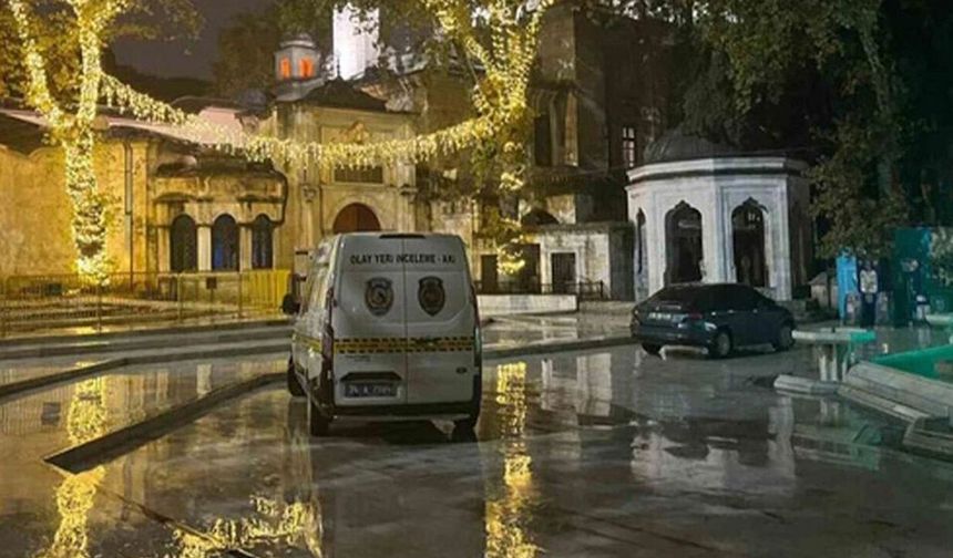 Eyüp Sultan Camii'nde Korku Dolu Anlar: Namaz Esnasında Havaya Ateş Açan Şahıs Cemaat Tarafından Etkisiz Hale Getirildi!
