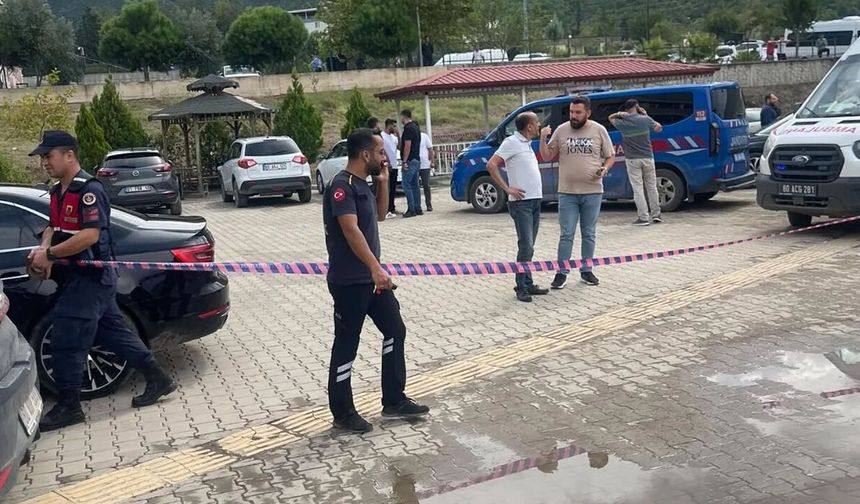 SON DAKİKA | Osmaniye’de Okul Bahçesinde Silahlı Dehşet: Husumetli Olduğu Öğretmeni Ağır Yaraladı!