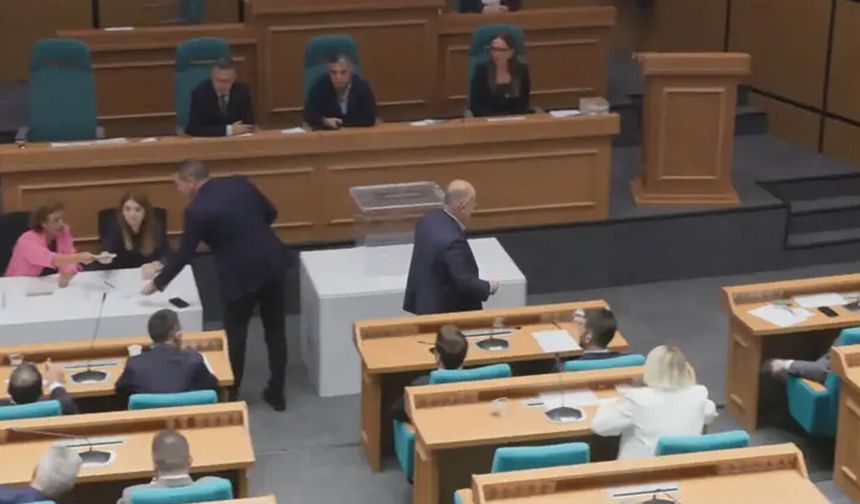 Üsküdar'da Parti Değiştiren Meclis Üyelerine CHP'den Sert Tepki: "Açık Biçimde Ahlaksızlık Yapmışlardır"