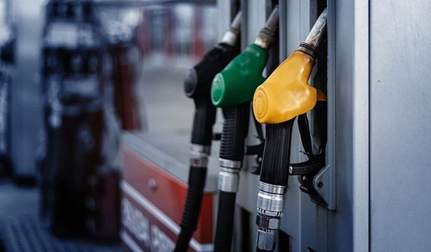 Benzine İndirim mi Geliyor? Sektör Kaynaklarından 'Bu Gece' İddialarına Yanıt ve Tarih Açıklaması!