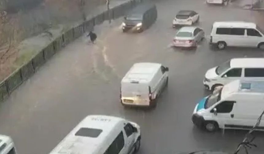 İstanbul’u Sağanak Vurdu, Esenyurt’ta Dehşet Anları: Sel Sularına Kapılan Kadını Vatandaşlar Kurtardı!