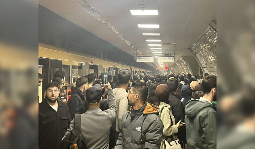 M5 Üsküdar-Sultanbeyli Metrosunda Kablo Patlaması: Seferler Durduruldu, İstasyondan Dumanlar Yükseldi!