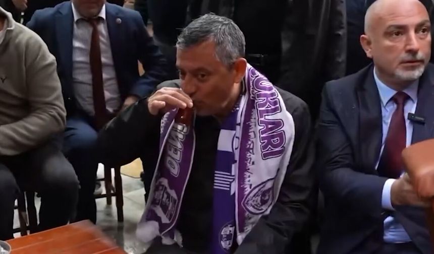 Özgür Özel’e Hopa’da Müzikli Sürpriz: Vatandaşlar Özel Olarak Besteledikleri Şarkıyı Hep Birlikte Söyledi!