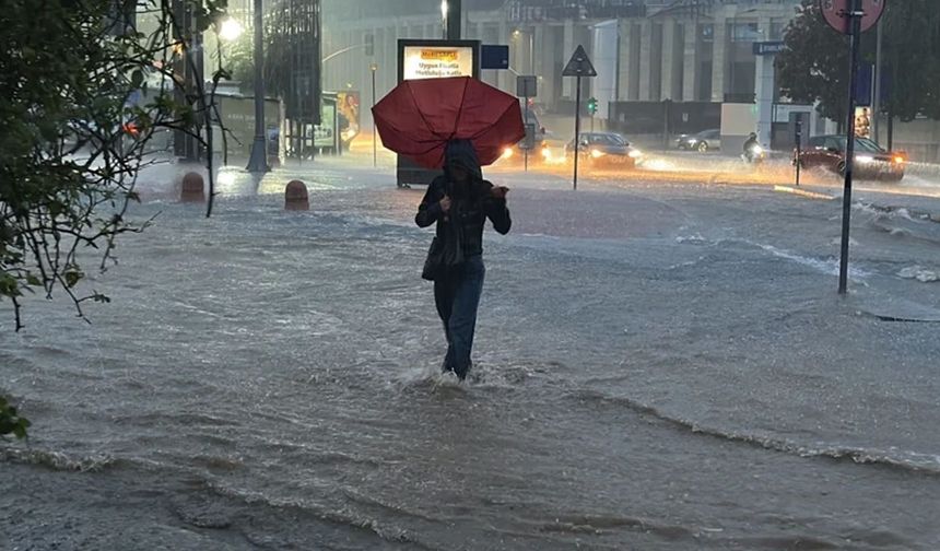 Yağmurlar Ne Zaman Bitecek? AKOM Tarih Verdi: İstanbul'da Şiddetli Sağanak ve Fırtına Alarmı!