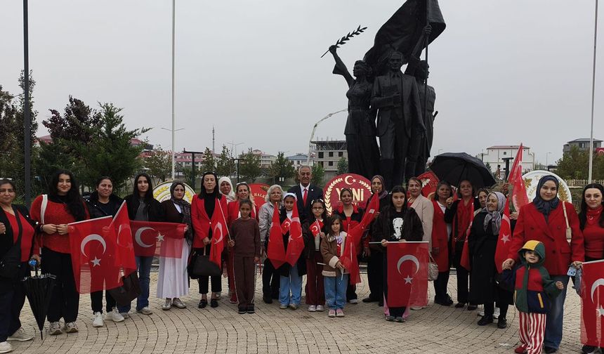 Yeni Parti Iğdır İl Teşkilatı'ndan 29 Ekim Cumhuriyet Bayramı Töreni: Atatürk Anıtı'na Çelenk Sunuldu!