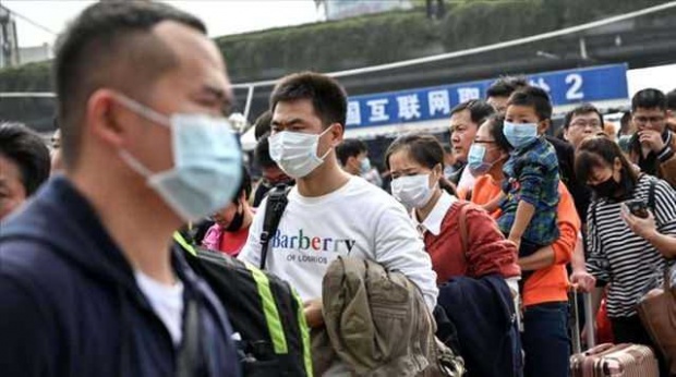2014’ten beri Japon eczanelerinde bulunan ilacın etkinliğini Çin Ulusal Biyoteknoloji Merkezi başkanı Zhang Xinmin Salı günü yaptığı toplantıda anlattı” ifadelerinin kullanıldığı Tweet büyükelçilik tarafından paylaşıldı.

ÇİN&#039;DEN SEVİNDİREN HABERLER

Salgın hastalığın patlak verdiği Çin’de ölüm sayısı 3 bin 237’ye çıkarken, yeni vakalarda yaşanan düşüş yerel makamları ve doktorları sevindirdi. Salgının başladığı günden beri toplam 80.894 kişinin hastalandığı corona virüsünün etkisi Çin’de azaldı…
HASTANELER RESMEN KAPANDI

Hubei bölgesinde yeni vaka sayısının tek haneli rakamlara inmesi sonrasında Şubat ayında Wuhan’a hızla kurulan “corona virüsüyle mücadele hastaneleri” resmen kapatıldı.